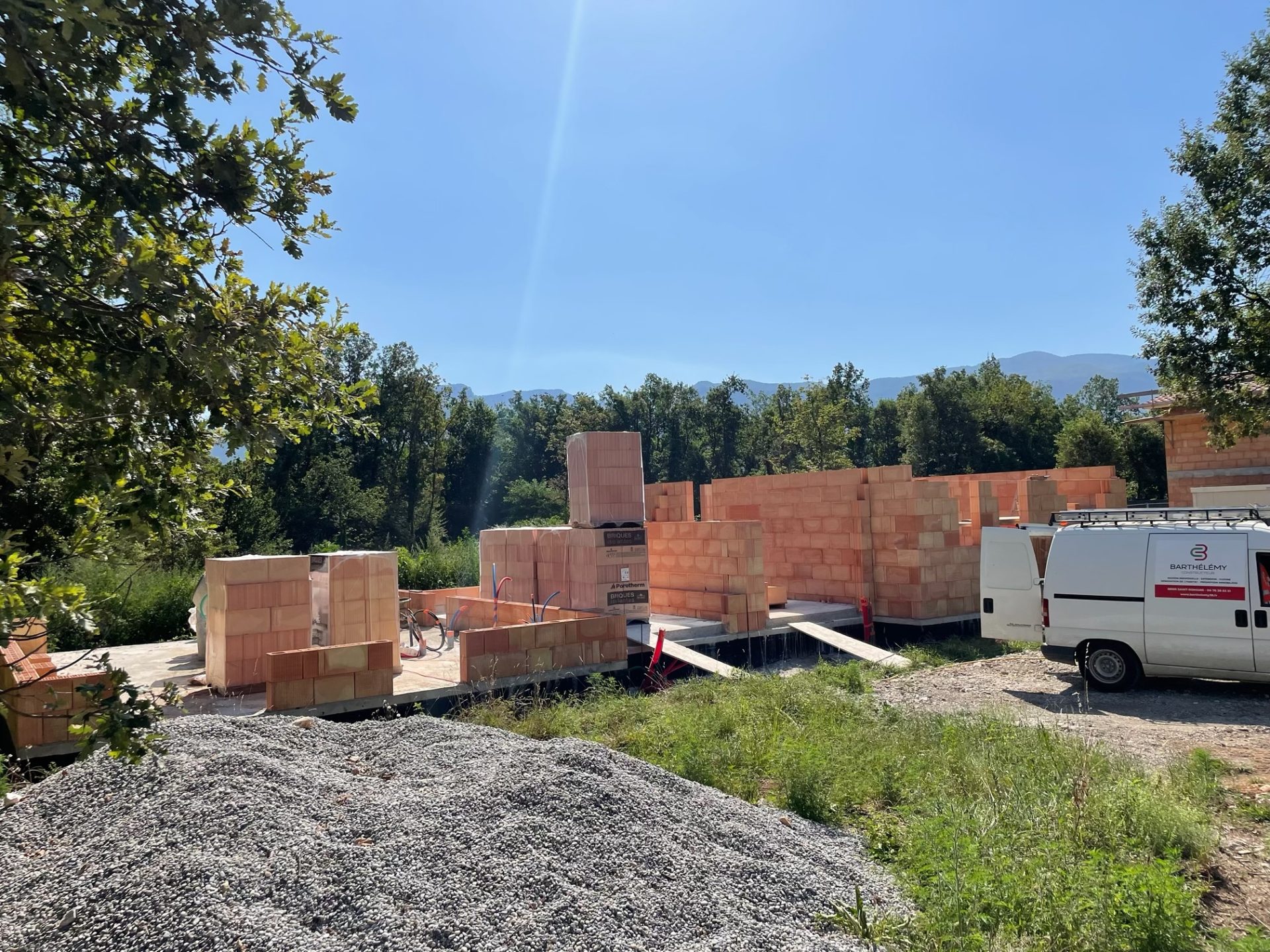 maison en construction avec BARTHELEMY CONSTRUCTEUR